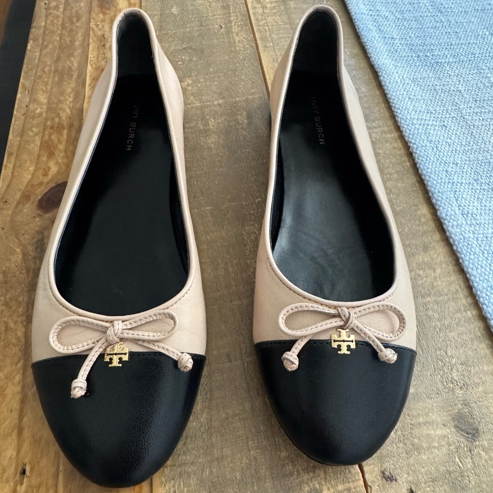 Tory Burch Black and Cream Leather Ballet Flats - Picture 2 of 5